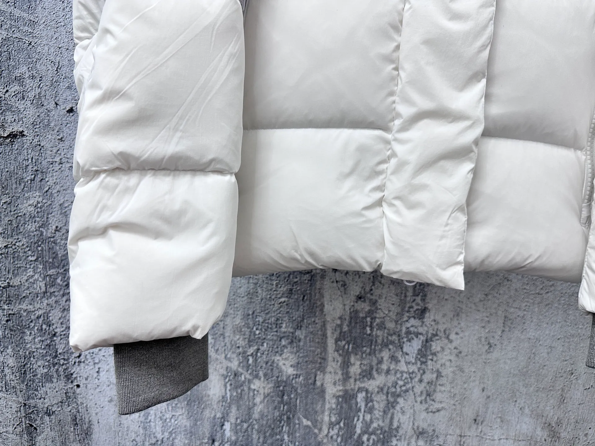 P740 【𝗖𝗔𝗡𝗔𝗗𝗔 𝗚𝗢𝗢𝗦𝗘】Capsule Series Macaron White Label Fabric: Made of soft EnduraLuxe fabric imported from DuPont, CORDURA, USA, which enhances the durability of easy-to-wear parts, is lightweight and durable; the liner is made of 400T anti-velvet gallbladder, which is comfortable, soft and non-velvet. : Equipped with a detachable hood, which can be adjusted in two directions, and is also filled with down, which brings greater softness and wrapping around the head and neck, and is full of warmth. This parka features white trim on the back and sides, and the hardware locks are all original and custom-made to match the muted fabric color. Goose label: The official website’s new series of silicone material labels, non-embroidery labels. Length: Fit hip-length. Size: XS-L